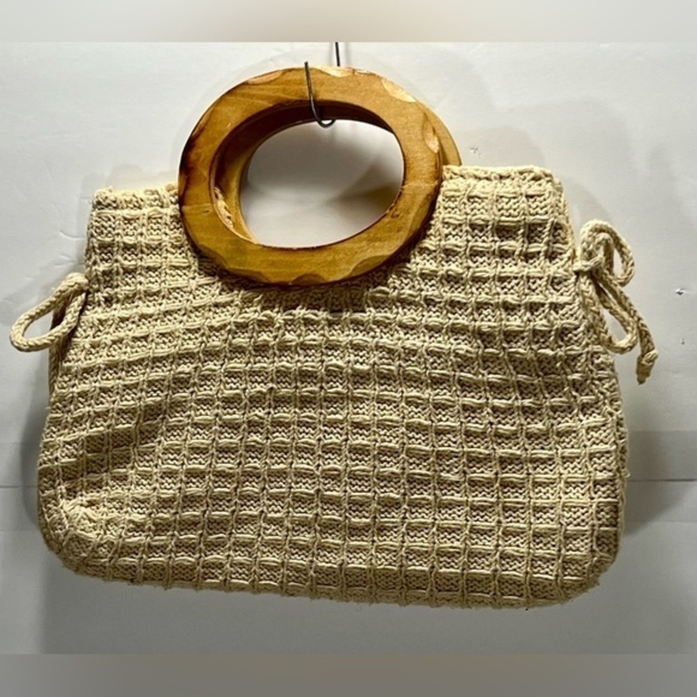 WOVEN CREAM CROCHET BASKET HANDBAG WITH WOODEN HANDLES